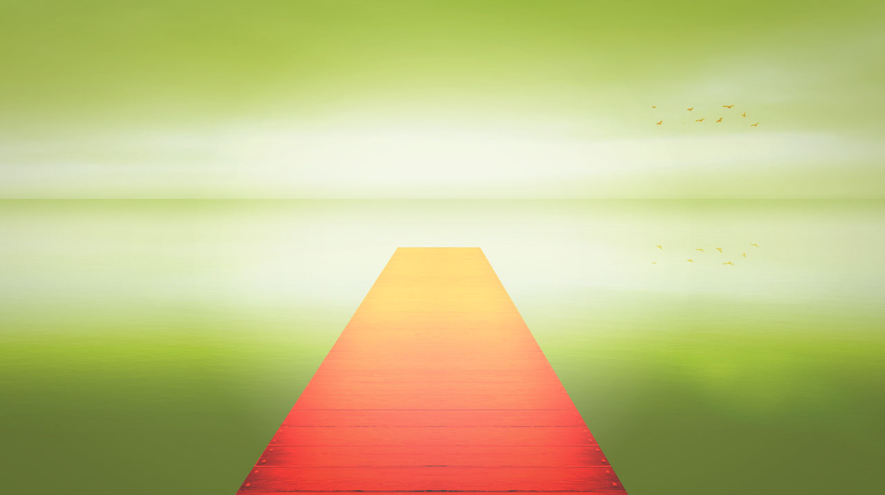 Image d'un ponton rouge sur un océan et un ciel tous deux de couleur vert pomme